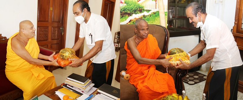 People’s Bank Chairman Sujeewa Rajapakse  obtaining the blessings of Atamasthanadhipathi the most Venerable Dr.Pallegama SirinivasaThero and the Chief Incumbent of Ruvanvelimahasaya Venerable Pallegama Hemarathana Thero.