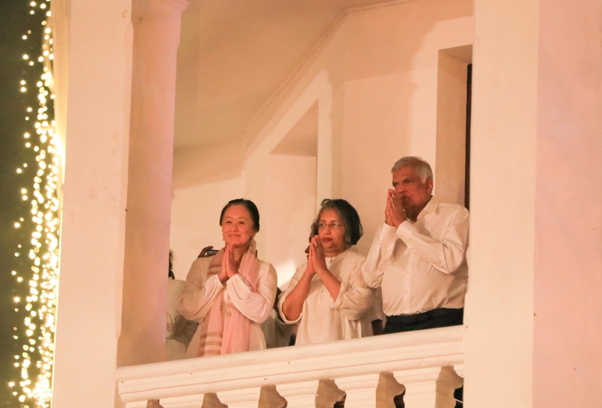 President Ranil Wickremesinghe and US Senator Join Spectacular Esala Perahara Festival&#039;s Randoli Perahara in Kandy