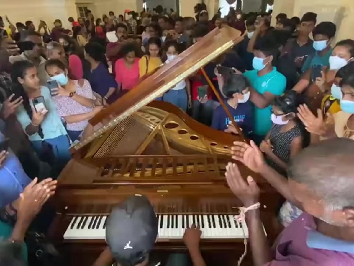 Police Constable Who Played Presidential Grand Piano During Former President&#039;s Escape Interdicted