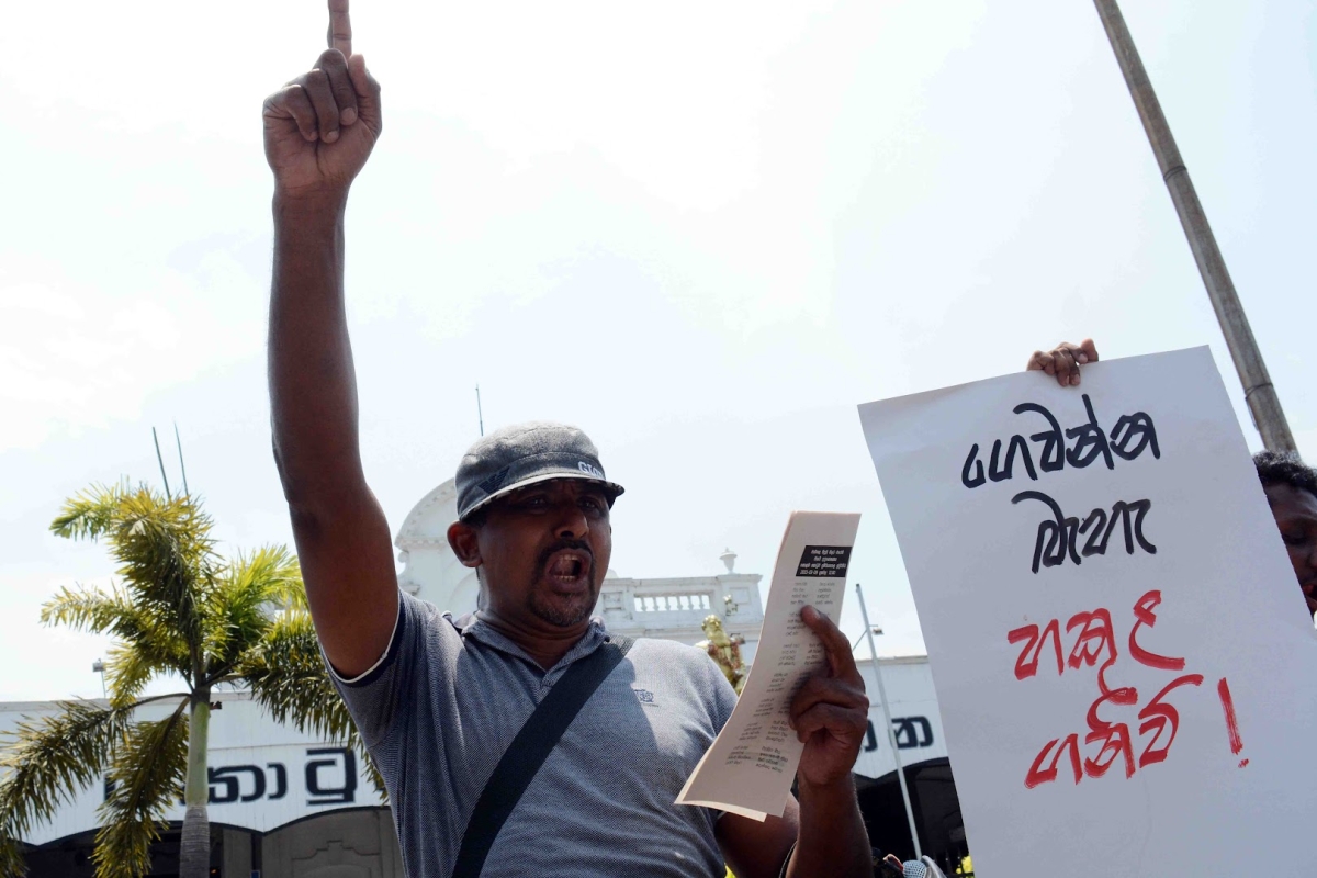 Protest Against Electricity Tariff Hike Leads to Arrest of Six Individuals on Colombo-Divulapitiya Main Road