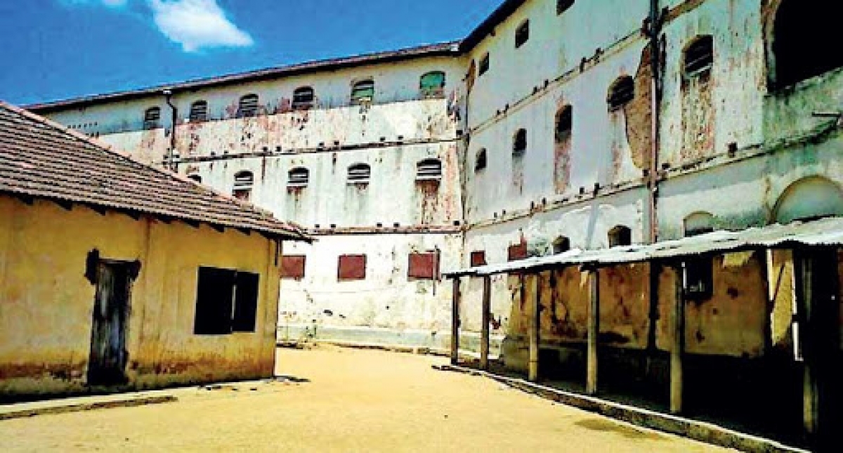 Several Inmates At Bogambara Prison Protesting On Rooftop Demanding PCR Tests