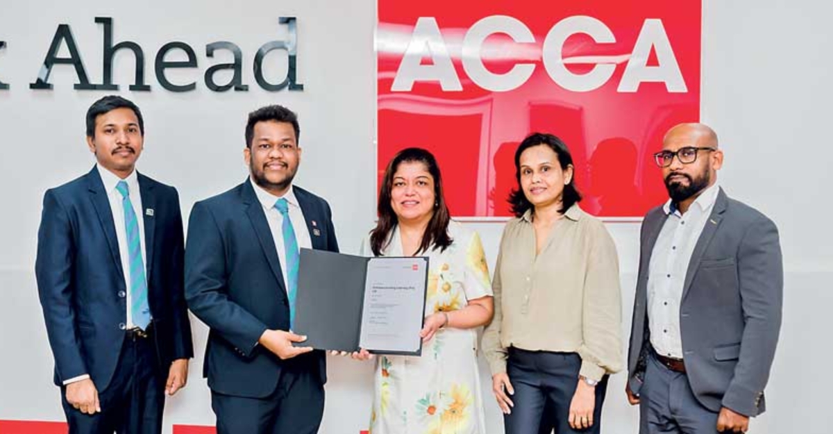 ACCA Head of South Asia Nilusha Ranasinghe handed over the Gold Accreditation Certificate to onlineaccounting.lk CEO Hashan Waduge 