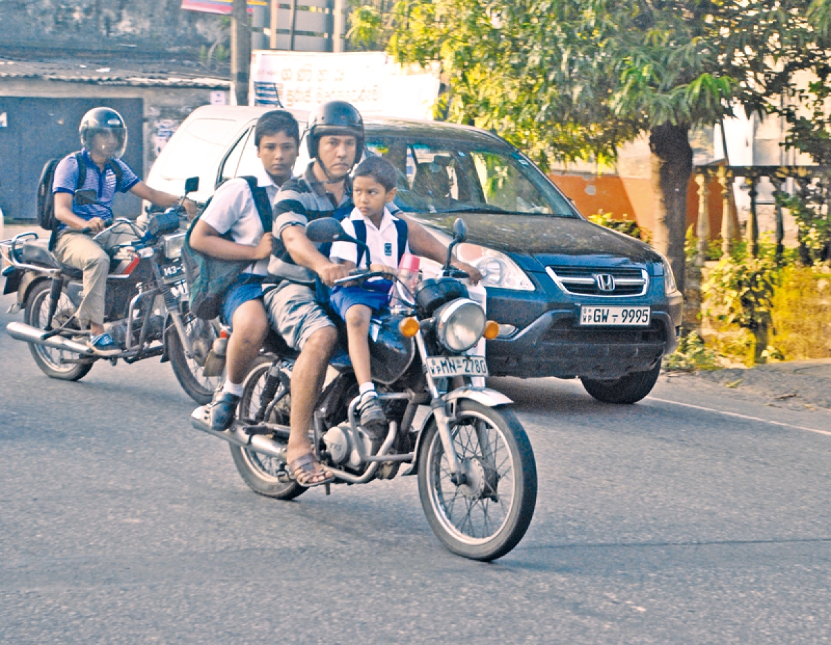 Police provides free motorcycle helmets for school children