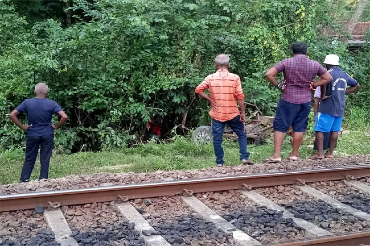 Train hits Hand tractor:One dead, another injured