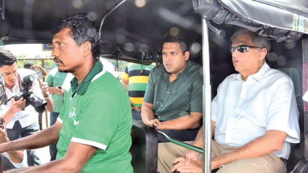 Former PM Ranil Wickremesinghe Meets Harin At Nawaloka Hospital And Offers Support Against Unjust Action By Govt.