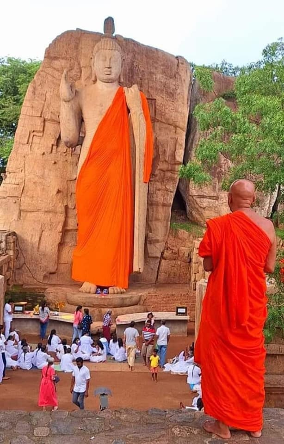 Adorning Historic Awkana Statue with a Robe: Buddha Sasana Minister Orders Thorough Investigation