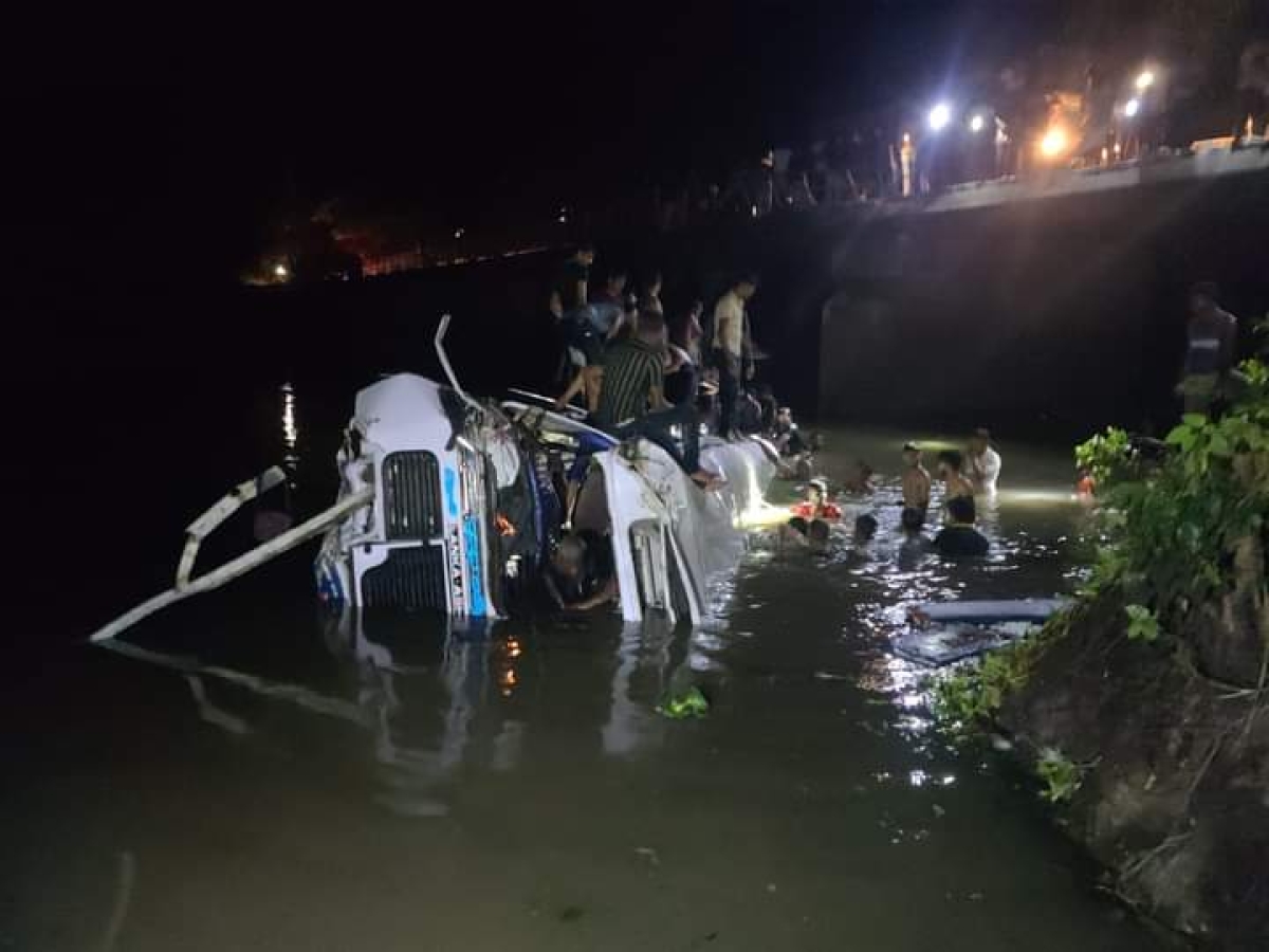 Breaking News: Tragedy Strikes as Bus Plunges into River in Manampitiya: 10 Dead