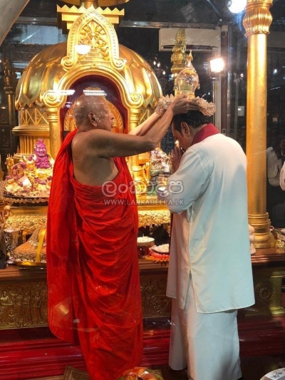 Mahinda Rajapaksa Seeks Blessings At Gangaramaya Temple And Returns To His Personal Residence