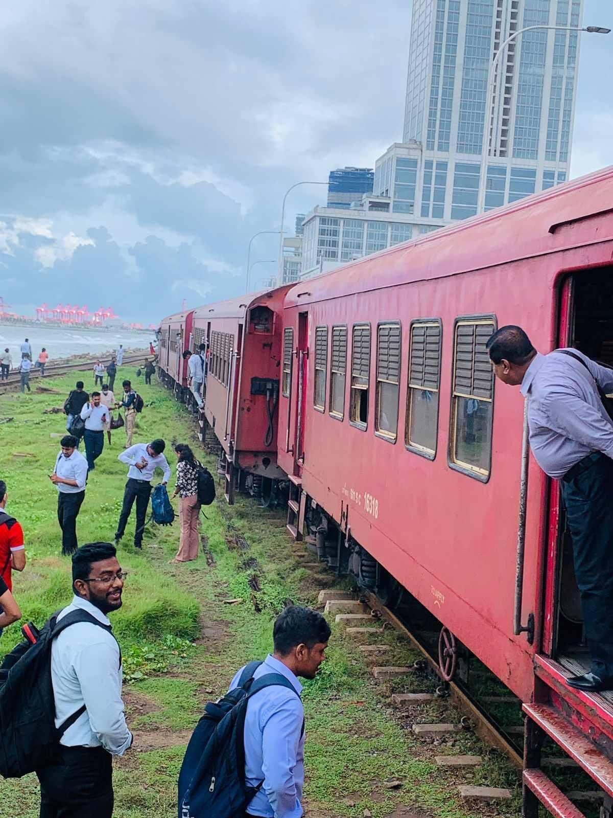 Mahawa -Moratuwa Train Derails in Kollupitiya, Coastal Line Services Delayed