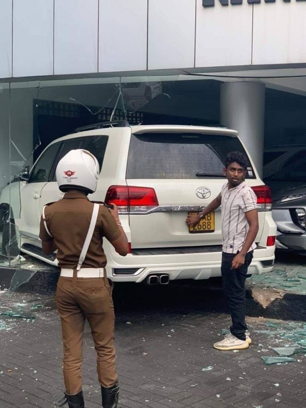 Who Removed The Number Plate Of The SUV Driven By Senior Police Officer&#039;s Daughter?