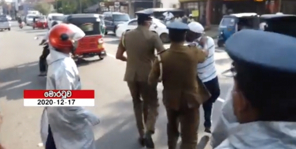 [Video] Heated Situation Breaks Out At Street Vendors Protest Opposite Moratuwa MC Building: Call For Lifting Of Ban On Trade Activities