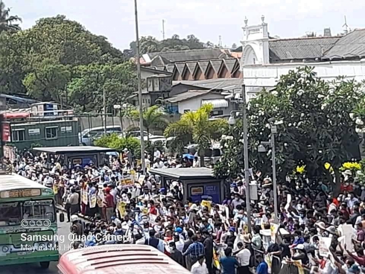 Teachers Gather In Large Numbers At Fort Railway Station Demanding Immediate Solutions To Their Grievances