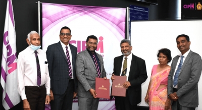 CIPM President and OUSL Vice-Chancellor Exchanging Agreements