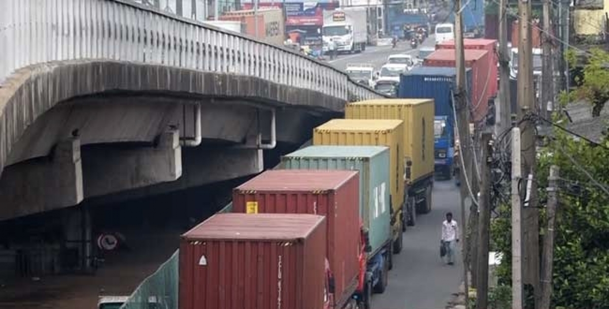 Container Transporters Facing Difficulties Due to Actions of Customs Officials