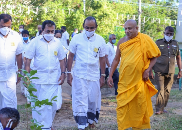 People&#039;s Bank offers Poson almsgiving to devotees observing Sil