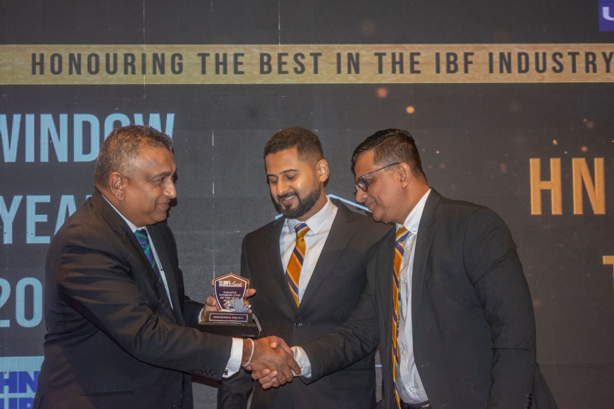 HNB General Insurance team receiving the Takaful Window/Unit of the Year 2023/24’ Award by Sri Lanka Islamic Banking &amp; Finance Industry Awards