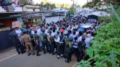 Large Crowds Gather In Kotagala To Pay Last Respect To Arumugam Thondaman: No Social Distancing Practiced: Police Unable To Manage Crowds