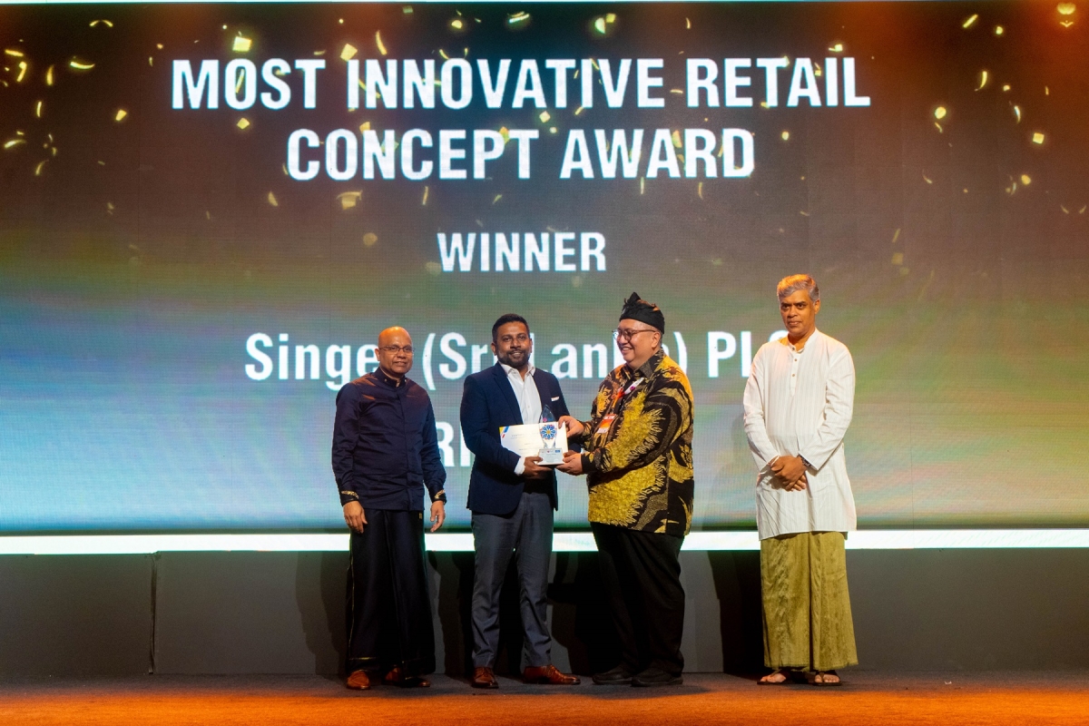 Image - Janmesh Antony, Marketing Director, Singer Sri Lanka PLC accepting the Country Award for the Most Innovative Retail Concept 2023/2024