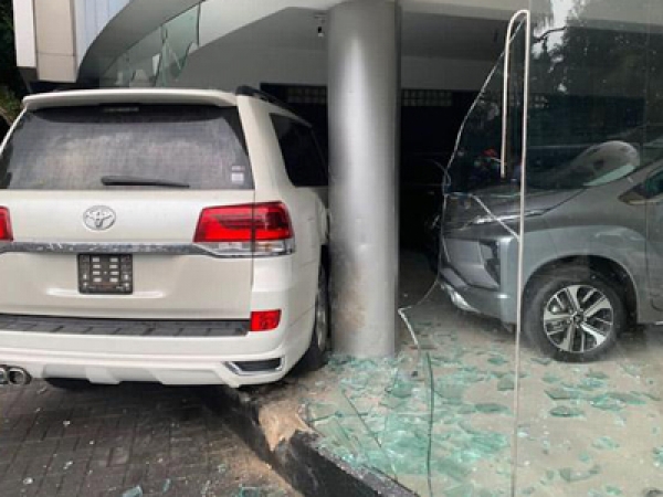 SUV crashes into vehicle showroom at Colombo 7