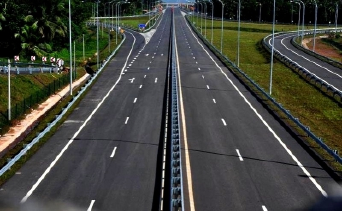 Vehicular Movement on Southern Expressway Remain Disrupted Due to Adverse Weather: Motorists Advised to Seek Alternatives