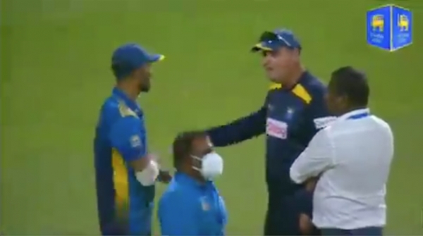 [VIDEO] Intense Exchange Between Dasun Shanaka And Mickey Arthur Goes Viral After Sri Lanka’s Disappointing Defeat
