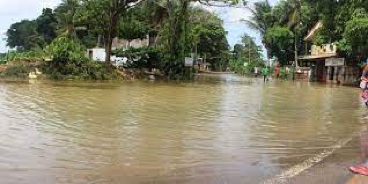 Heavy Rainfall Causes Flooding in Matara and Kamburupitiya, Motorists Urged to Exercise Caution