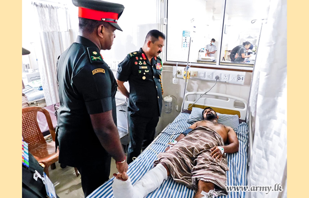 Army Commander Visits Injured Soldiers Following Parachute Training Accident